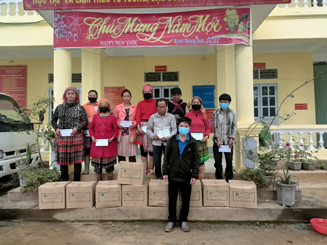xã Pà Vầy Sủ huyện Xín Mần tổ chức trao tặng quà tết cho hộ nghèo từ quỹ Lá Xanh