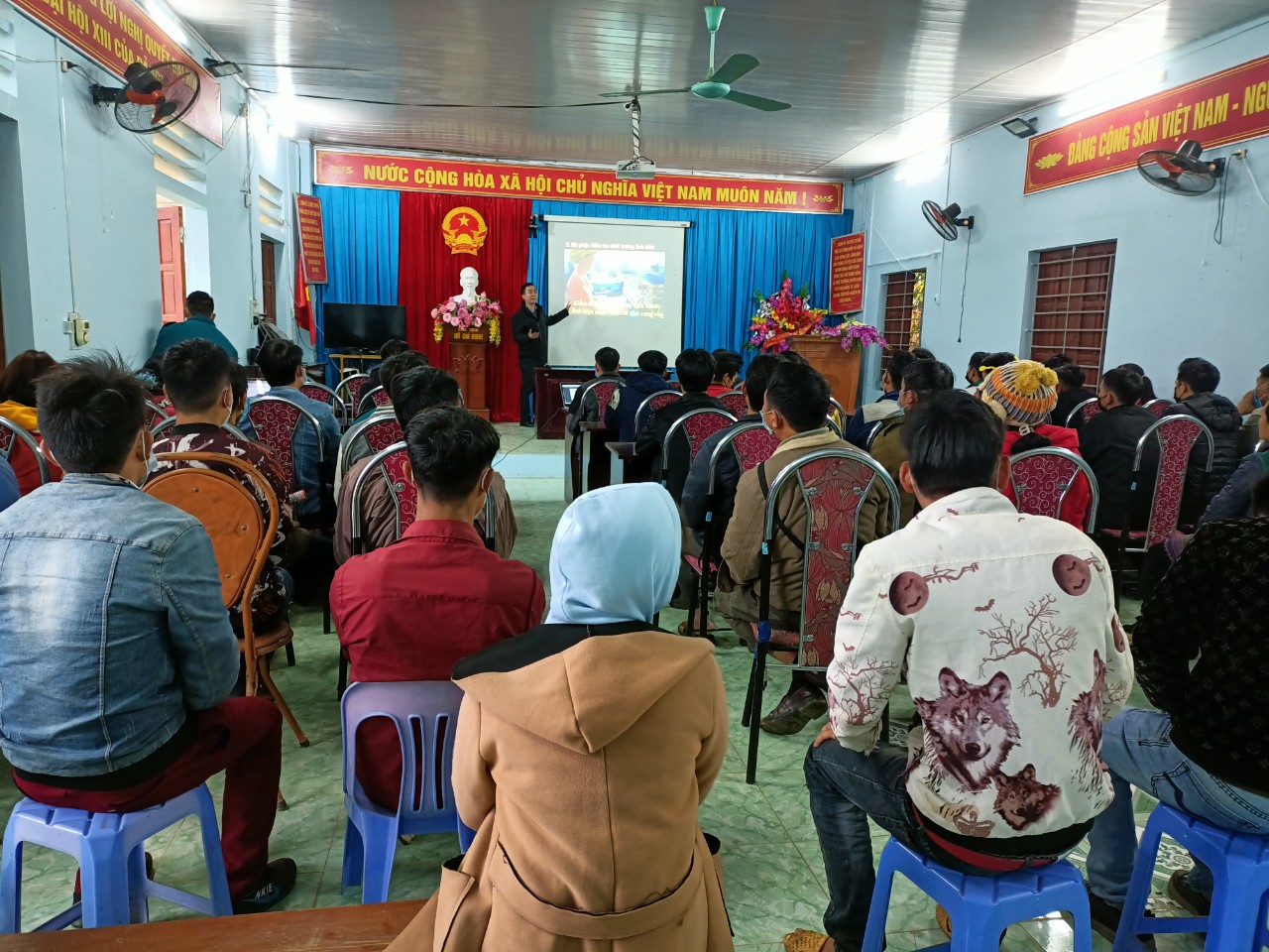 Trung tâm Dịch vụ việc làm tỉnh Hà Giang phối hợp với phòng Lao động - TBXH huyện Xín mần tổ chức Hội nghị tư vấn việc làm, xuất khẩu lao động cho người lao động trên địa bàn Xã Pà Vầy Sủ