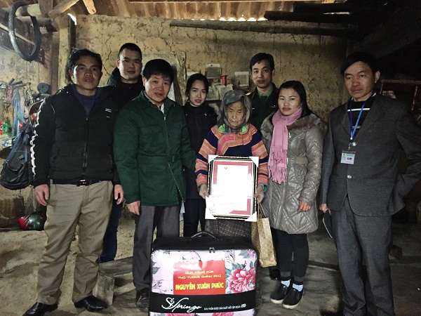 Lãnh đạo huyện Xín Mần tặng quà tết cho các cụ người cao tuổi xã Pà Vầy sủ