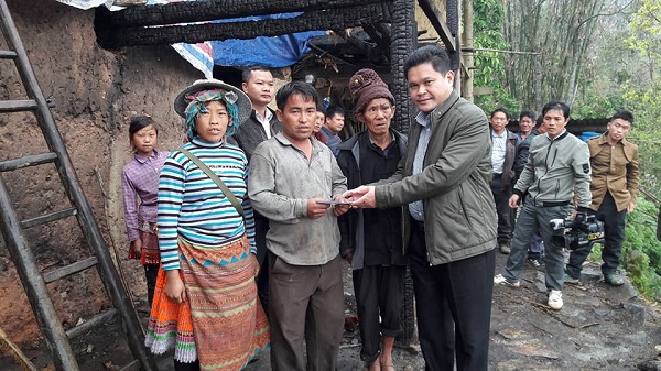 Lãnh đạo huyện Xín Mần đã đến thăm và tặng quà gia đình bị cháy nhà tại thôn Sì Cà Lá xã Pà Vầy Sủ