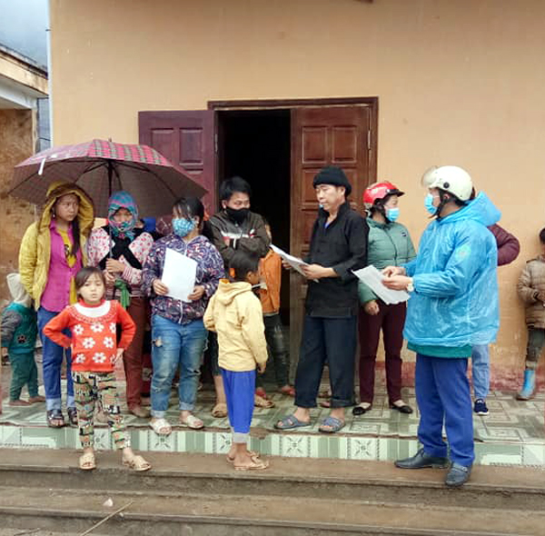 Đoàn thiện nguyện của sư cô Thanh Tâm, Thầy Nguyễn Viết Nhàn tặng quà cho các hộ nghèo, hộ cận nghèo cùng cơ qua đơn vị xã trong những ngày khó khăn dịch bệnh covid 19