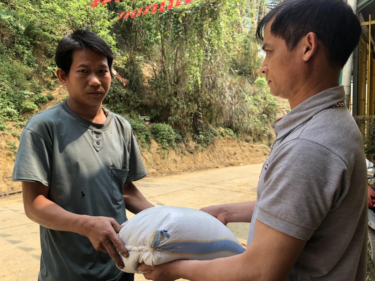 Thầy Hương Hiền Chùa Hội Khê – Nam Định và hộ gia đình Anh Thái tặng quà cho các hộ gia đình nghèo.